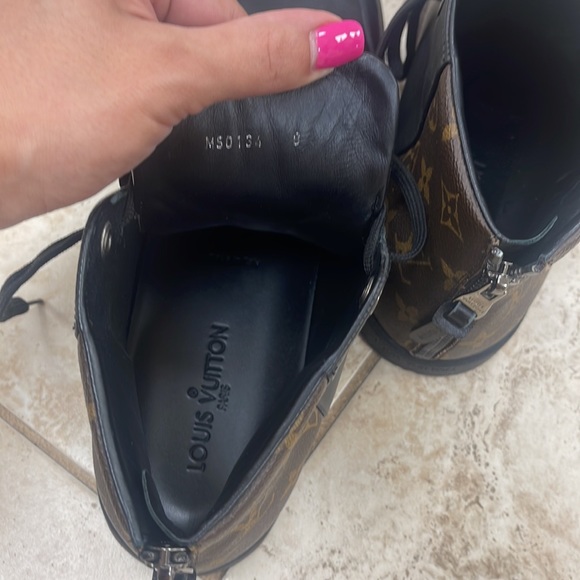 Mens Louis Vuitton size 9 high top sneakers - Picture 3 of 5